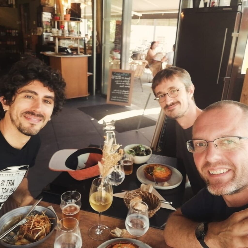 Naked Sunshine au restau pour une pause bien méritée